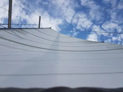 Gökyüzüne karşı beyaz ana yelken paneli detayı