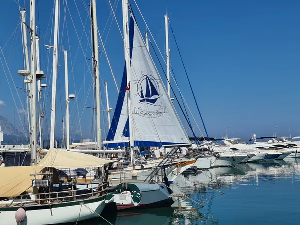 Güverteden görülen Topper markalı beyaz ana yelken